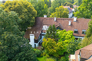 Außenansicht mit Blick in den Gemeinschaftsgarten 